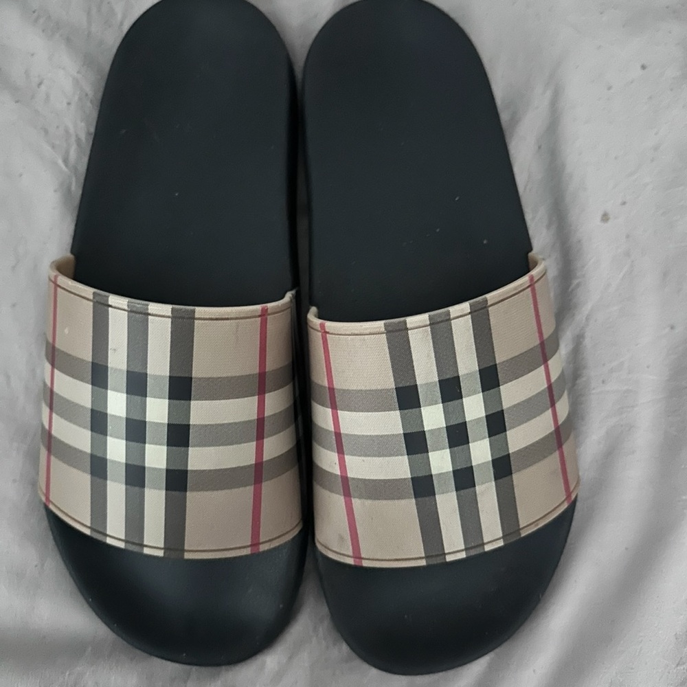 Men’s Burberry slides size 10. In great condition